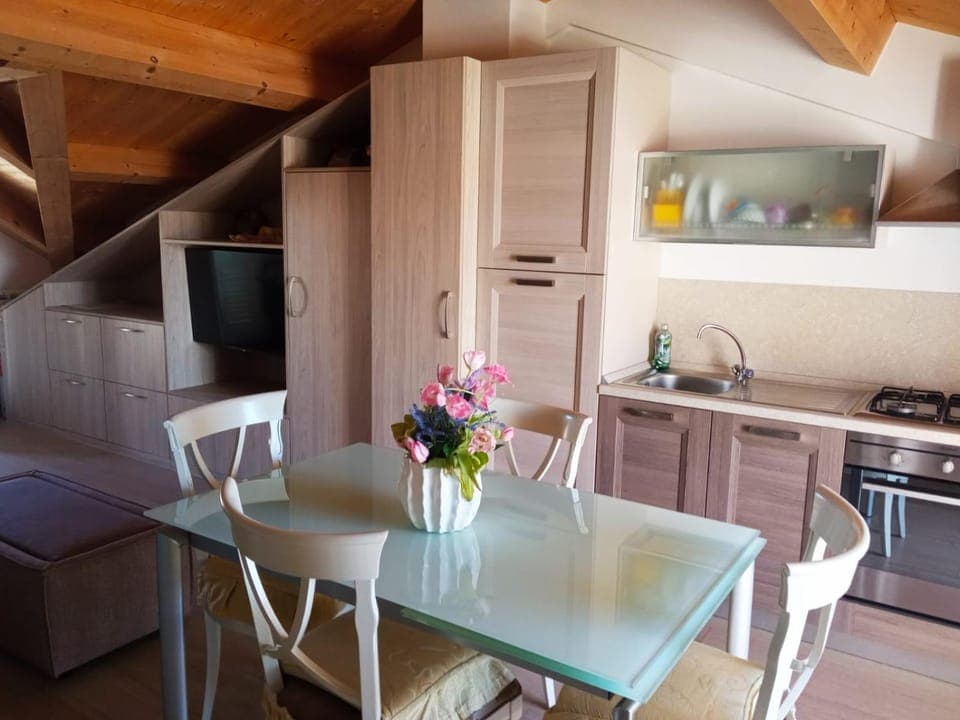 Kitchen or kitchenette, Dining area