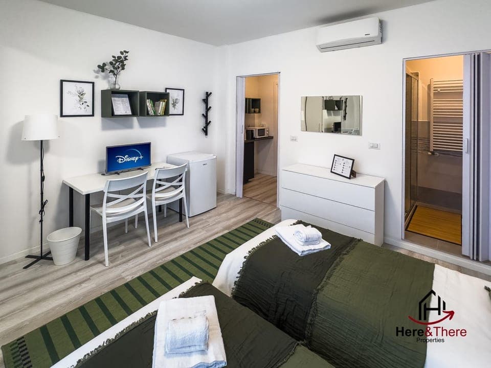 Bed, TV and multimedia, Photo of the whole room, Bedroom, microwave, minibar, towels, air conditioner