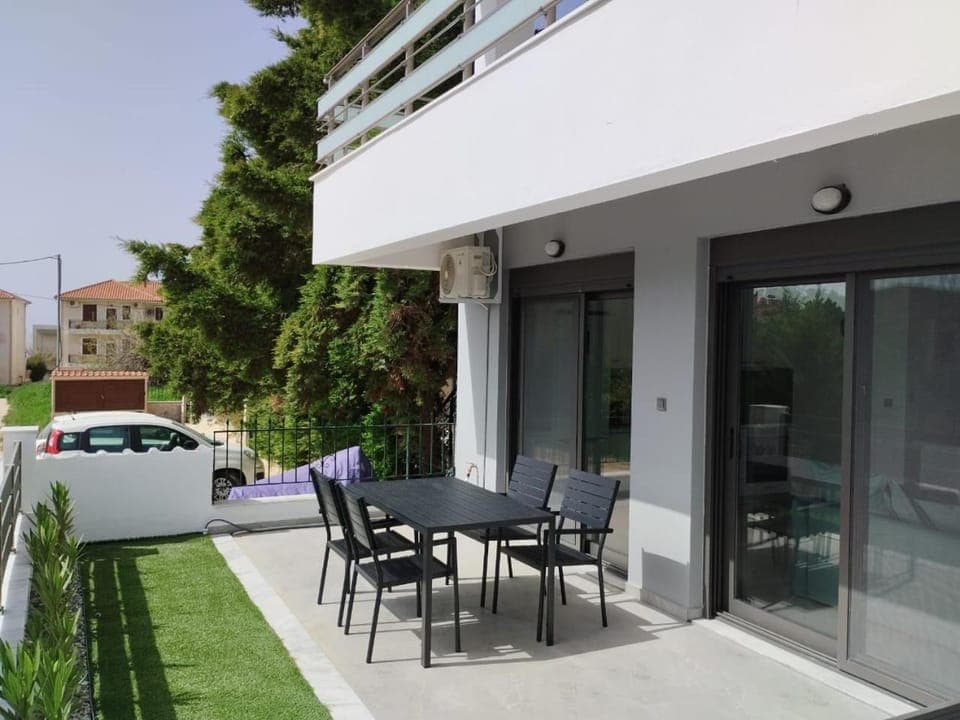 Property building, View (from property/room), Balcony/Terrace, Seating area, Dining area