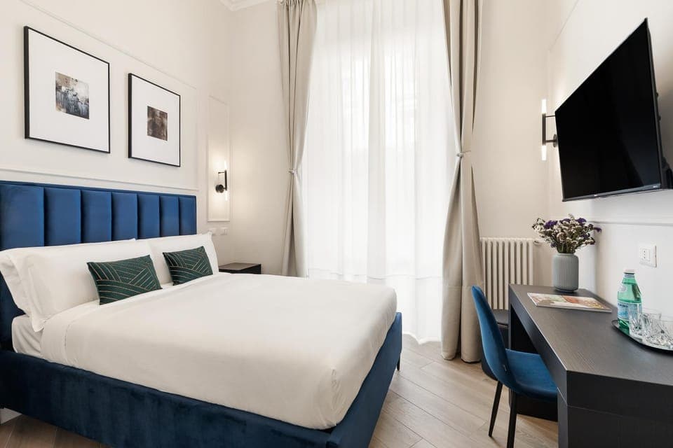 Bed, TV and multimedia, Bedroom