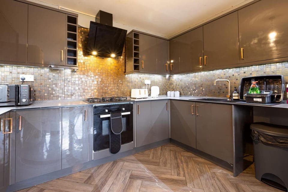 Coffee/tea facilities, Kitchen or kitchenette, oven, stove