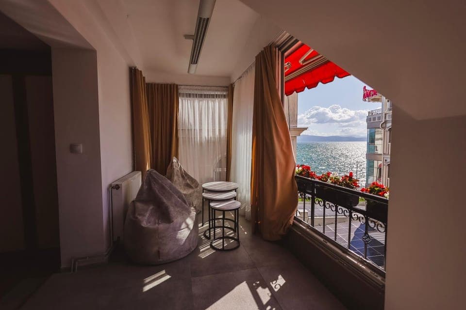 Day, View (from property/room), Seating area, Lake view