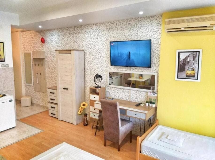 Bed, TV and multimedia, Kitchen or kitchenette, Living room, Photo of the whole room, Seating area, Dining area, Bedroom, wardrobe, air conditioner