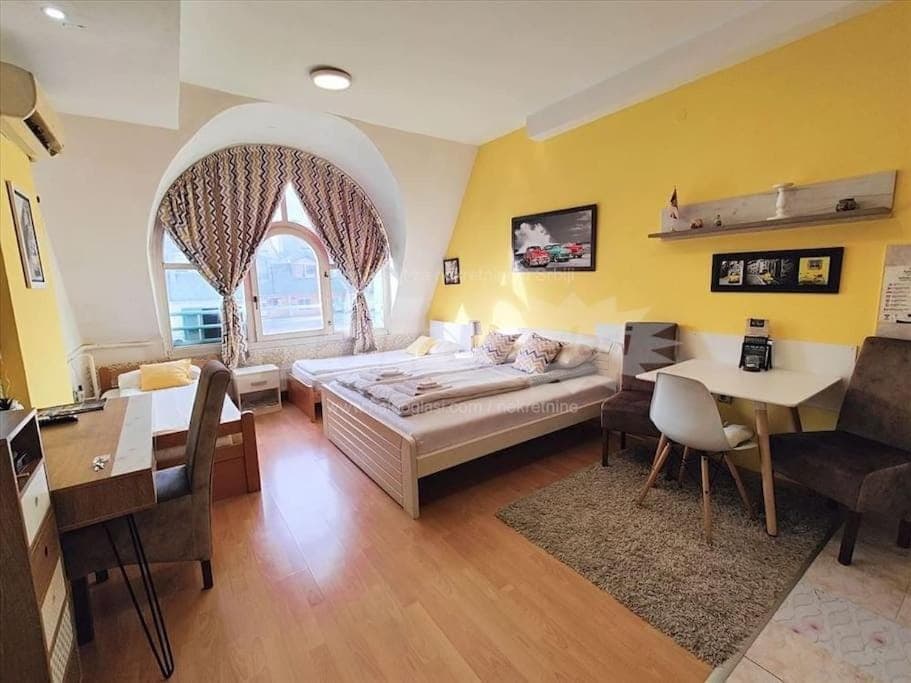 Bed, TV and multimedia, Living room, Photo of the whole room, Seating area, Bedroom