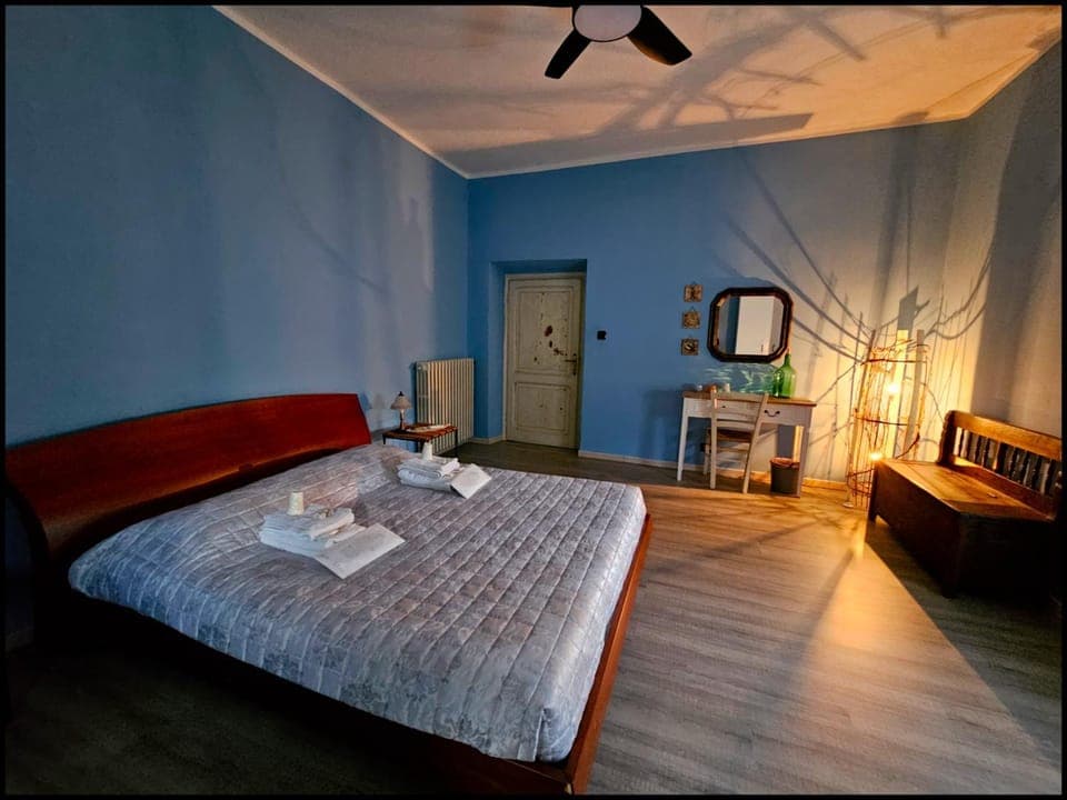 Bed, Photo of the whole room, Bedroom, fireplace, towels