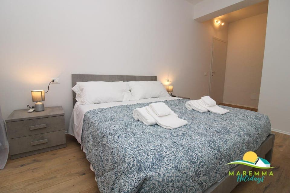 Bed, Photo of the whole room, Bedroom, towels