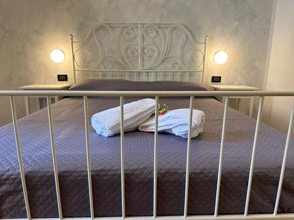 Bed, Photo of the whole room, towels