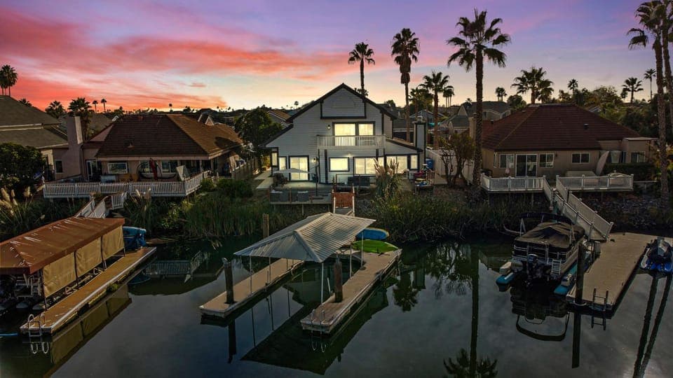 BBQ facilities, Fishing, Game Room, Lake view, River view, Sunrise, Sunset, sunbed