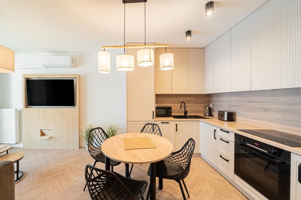 Kitchen or kitchenette, Dining area