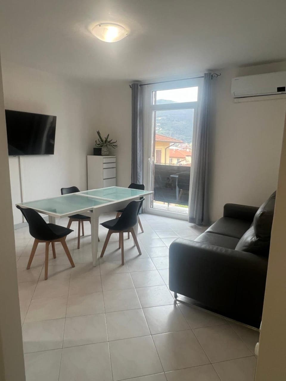 Communal lounge/ TV room, TV and multimedia, Living room, Seating area, Dining area