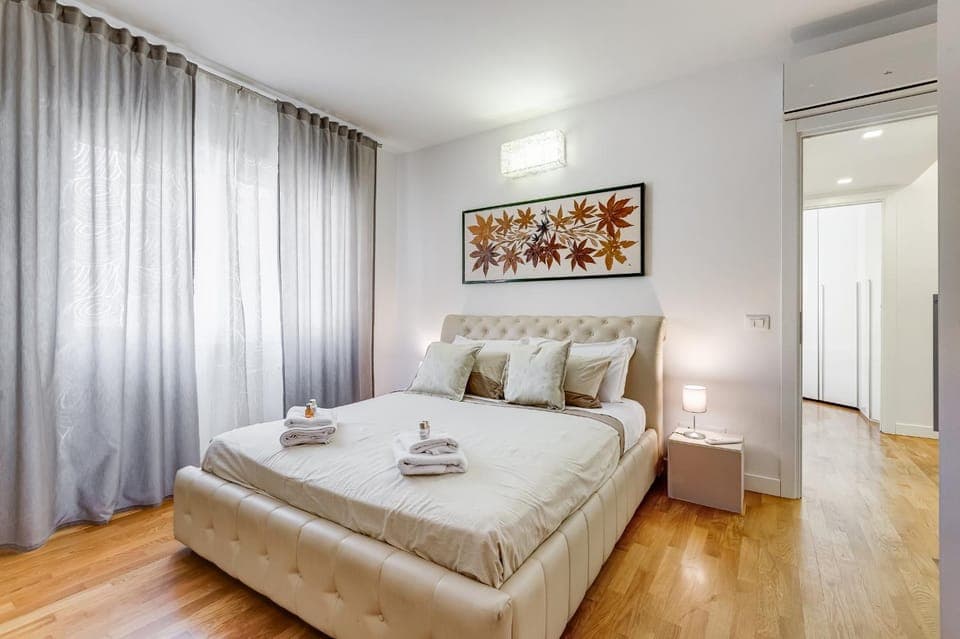 Bed, Photo of the whole room, Bedroom, towels