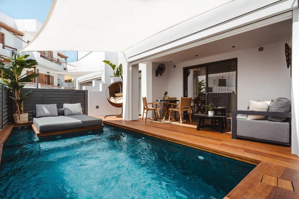 Patio, Swimming pool, sunbed