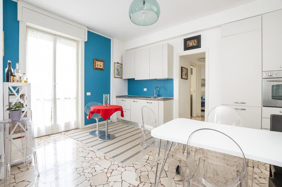 Kitchen or kitchenette, Seating area, Dining area, oven, stove