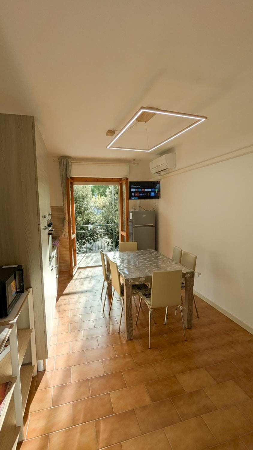 TV and multimedia, Kitchen or kitchenette, Living room, Seating area, Dining area