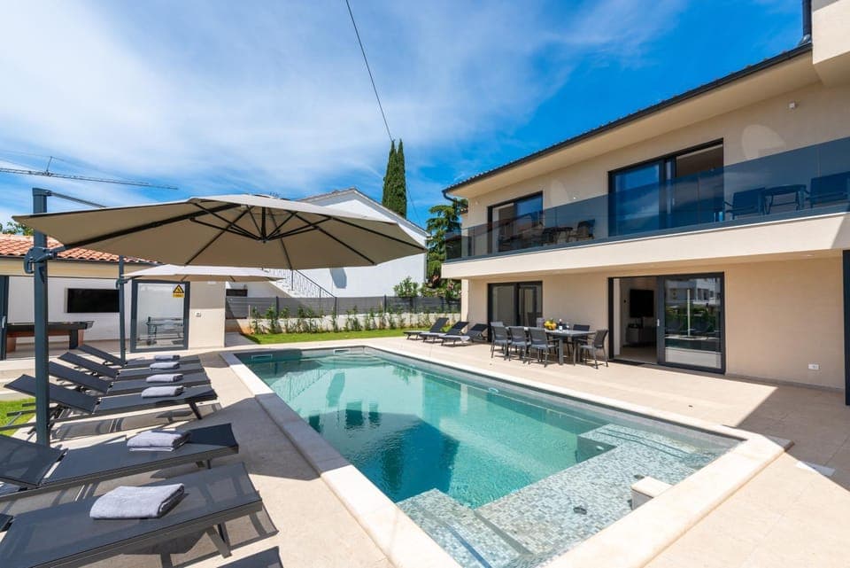 Property building, Day, Natural landscape, View (from property/room), Balcony/Terrace, Pool view, Swimming pool, sunbed