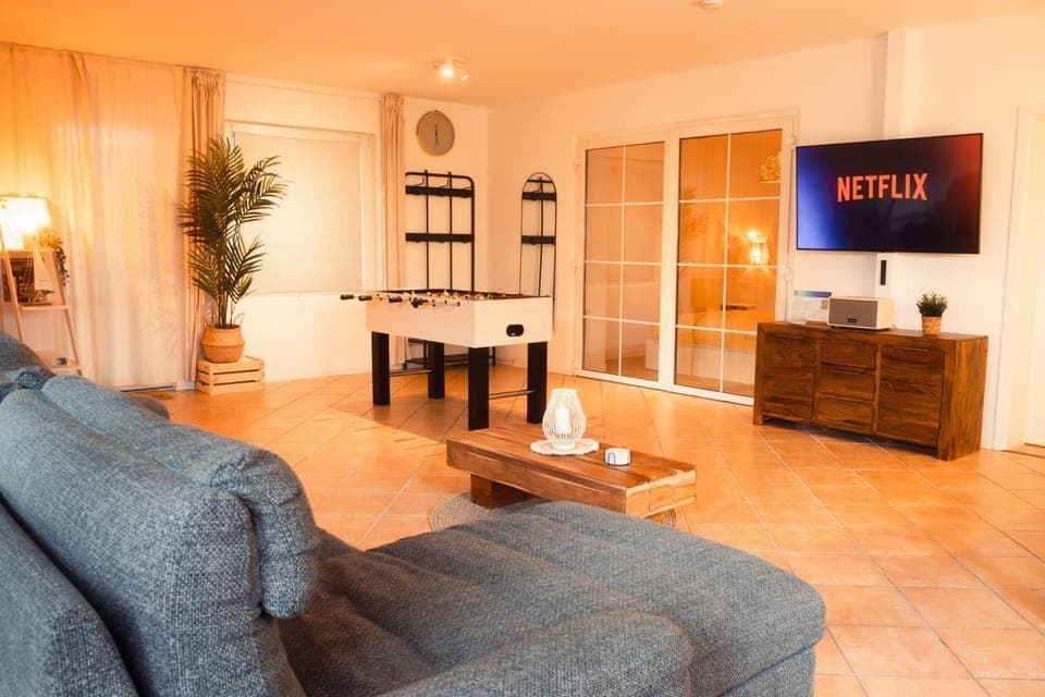 TV and multimedia, Living room, Seating area, Evening entertainment