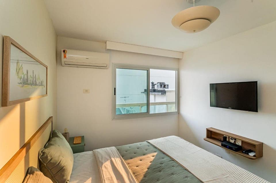 Bed, TV and multimedia, Photo of the whole room