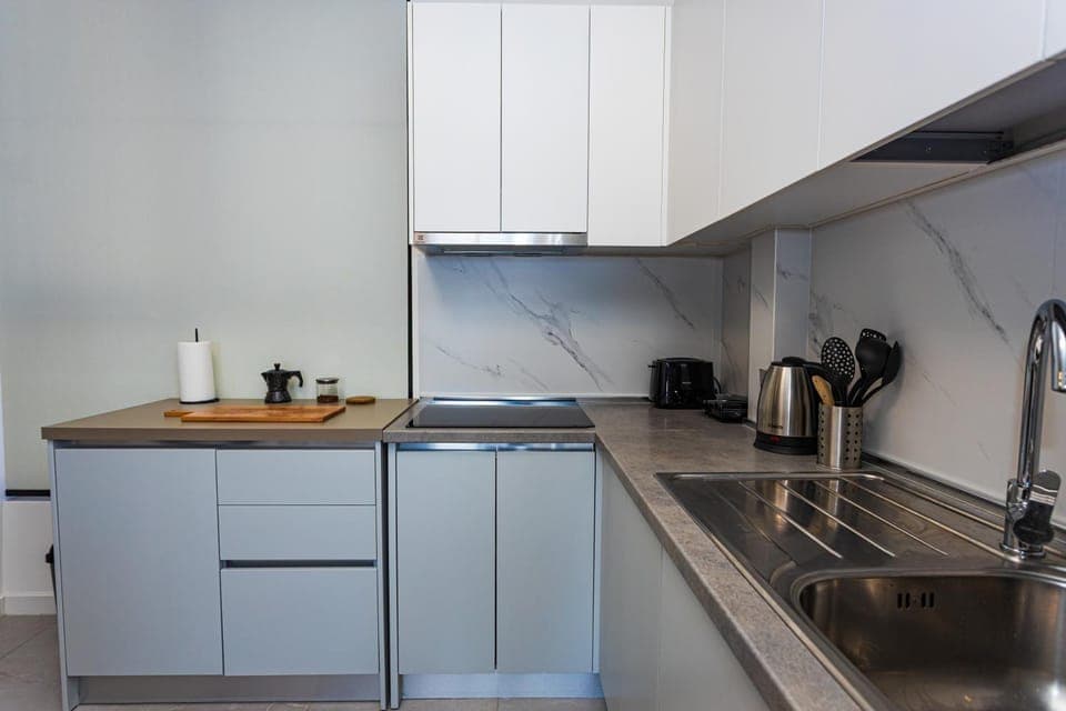 Coffee/tea facilities, Kitchen or kitchenette, dishwasher, stove