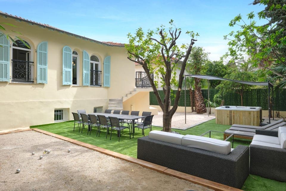 Property building, Garden, Garden, Garden view, sunbed