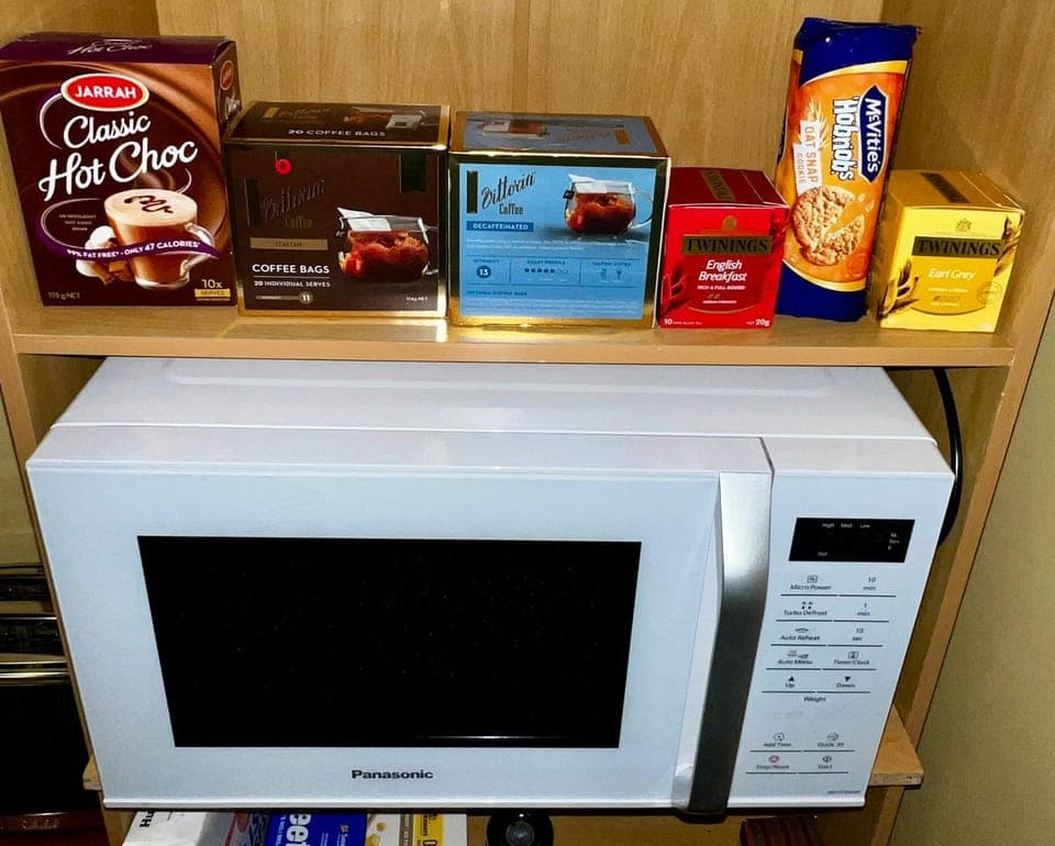 Kitchen or kitchenette, minibar