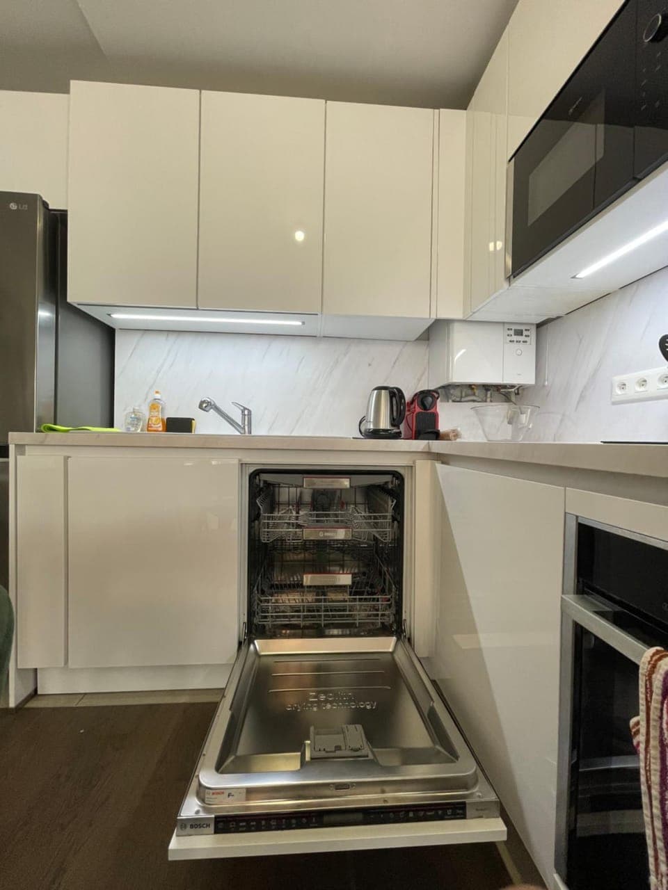 Kitchen or kitchenette, dishwasher, oven