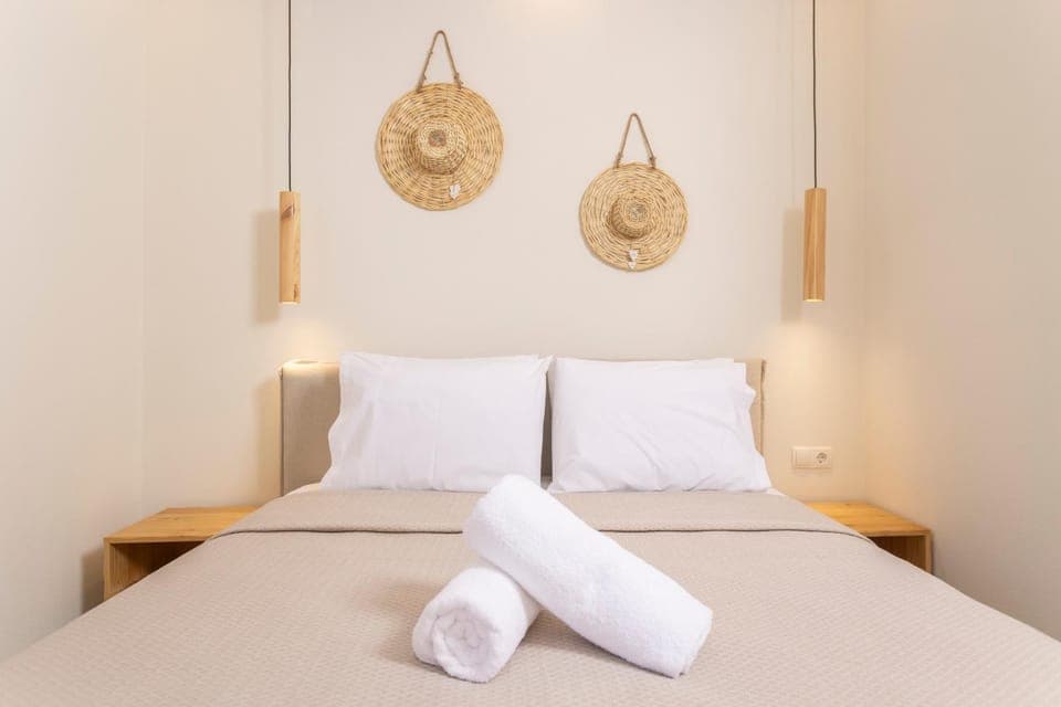 Bed, Decorative detail, Bedroom, towels