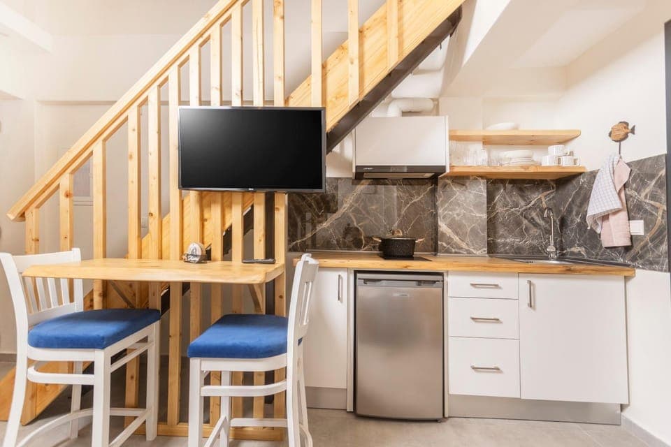 TV and multimedia, Kitchen or kitchenette, Dining area, stove