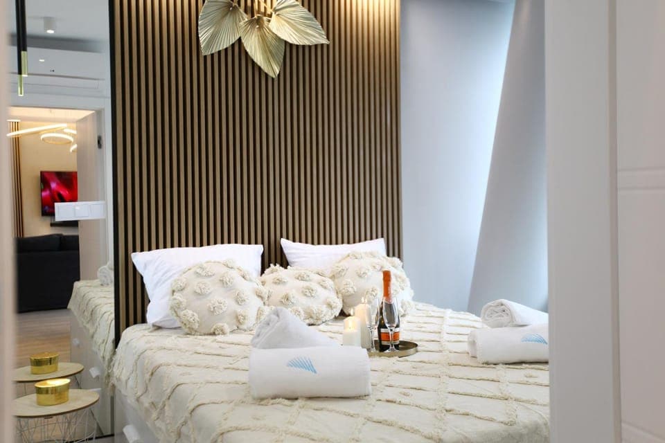 Bed, Photo of the whole room, Bedroom, towels