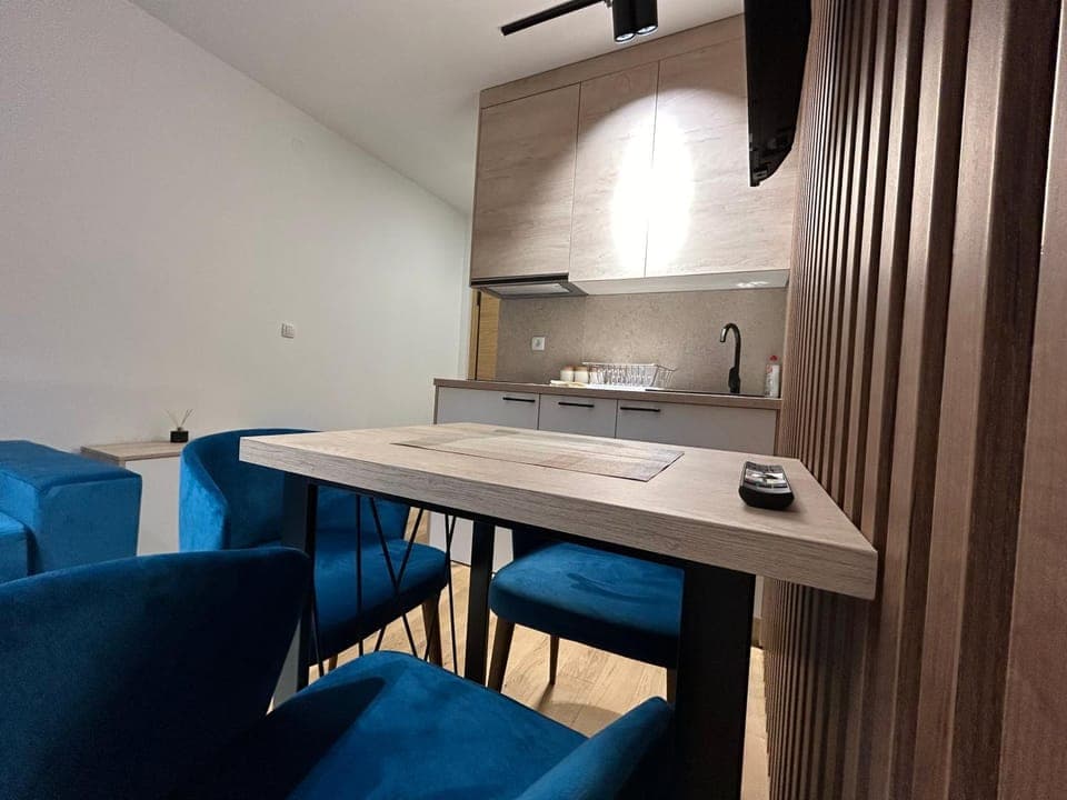 Kitchen or kitchenette, Dining area