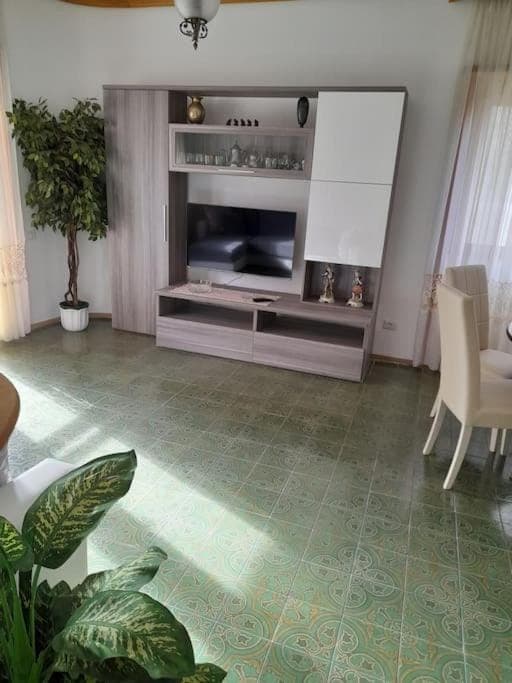 Communal lounge/ TV room, TV and multimedia, Living room, Seating area, Evening entertainment