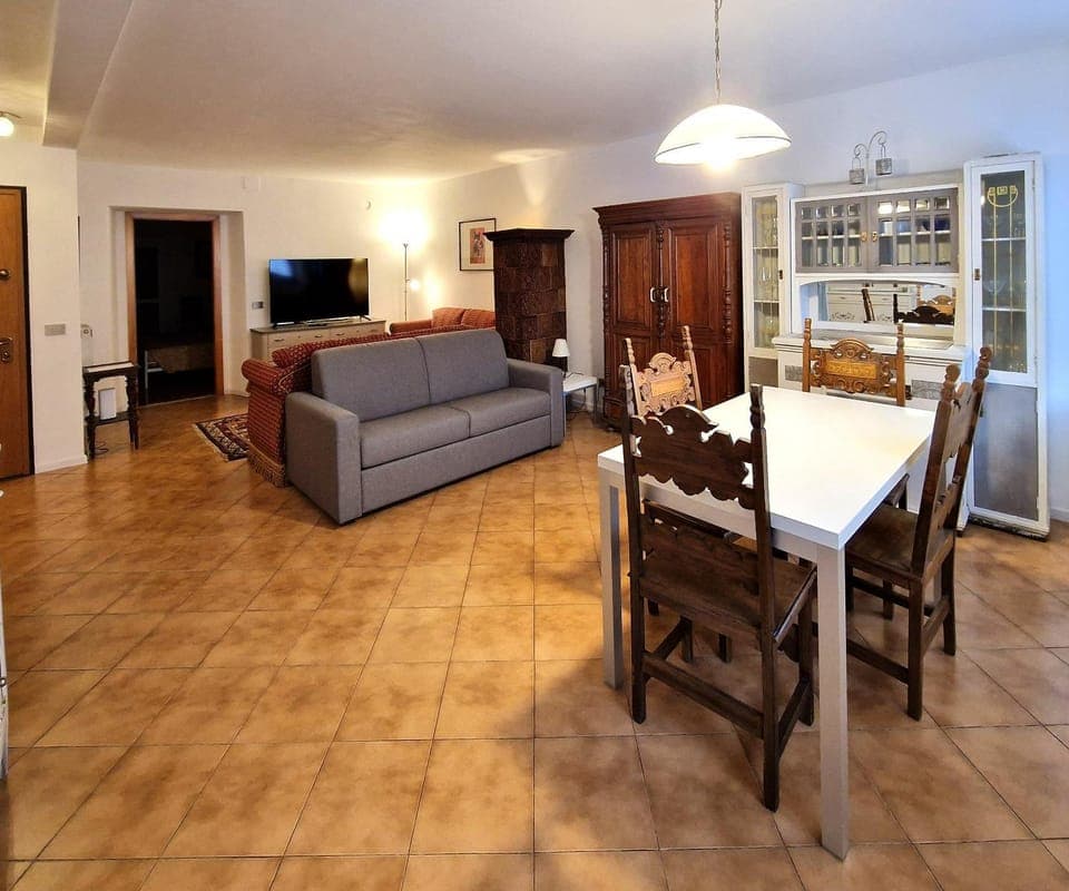 TV and multimedia, Kitchen or kitchenette, Living room, Seating area, Dining area