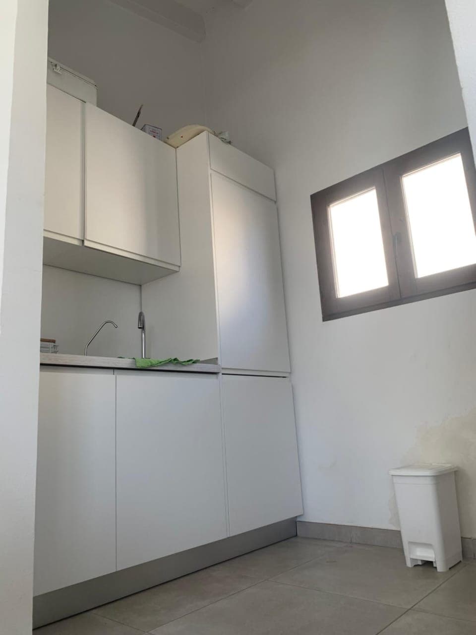 Kitchen or kitchenette, oven, wardrobe
