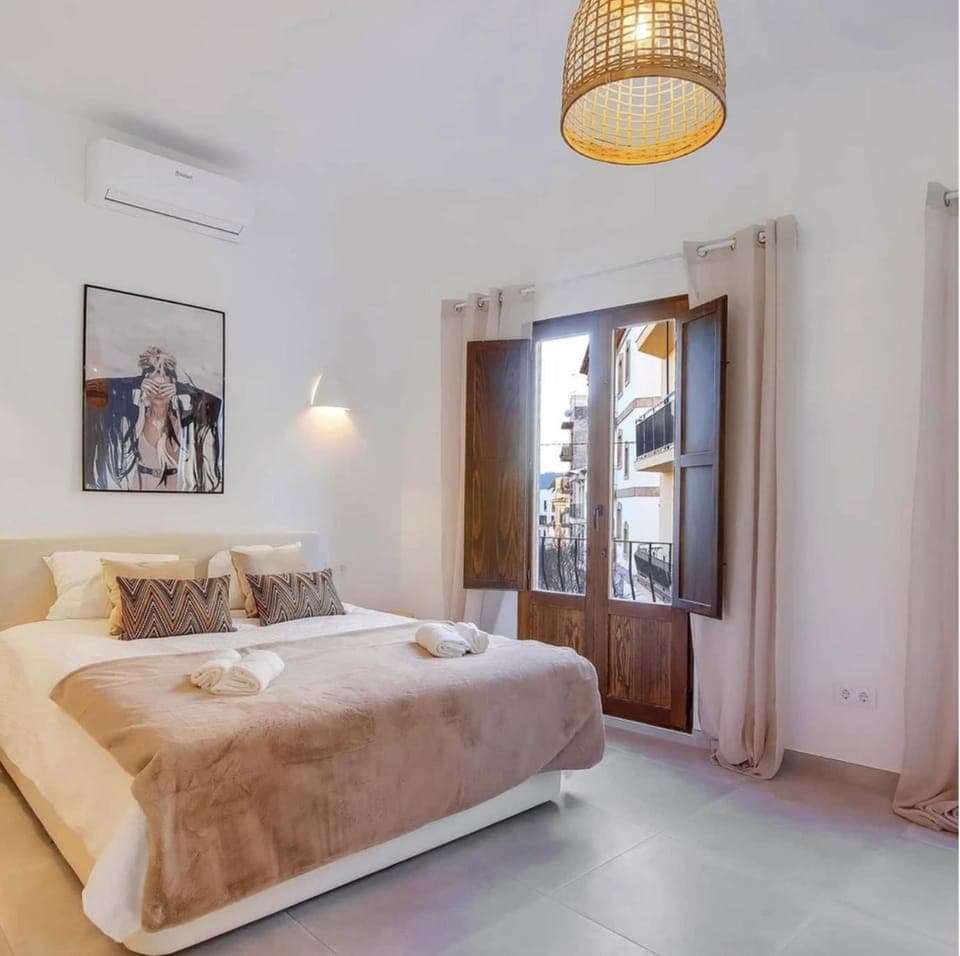 Bed, Photo of the whole room, Bedroom, towels, air conditioner