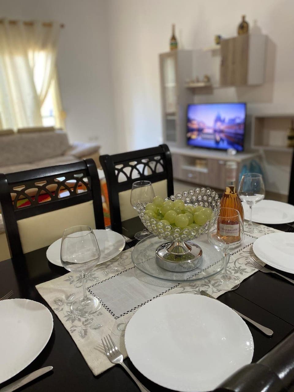 TV and multimedia, Kitchen or kitchenette, Food and drinks, Dining area, Food, Drinks