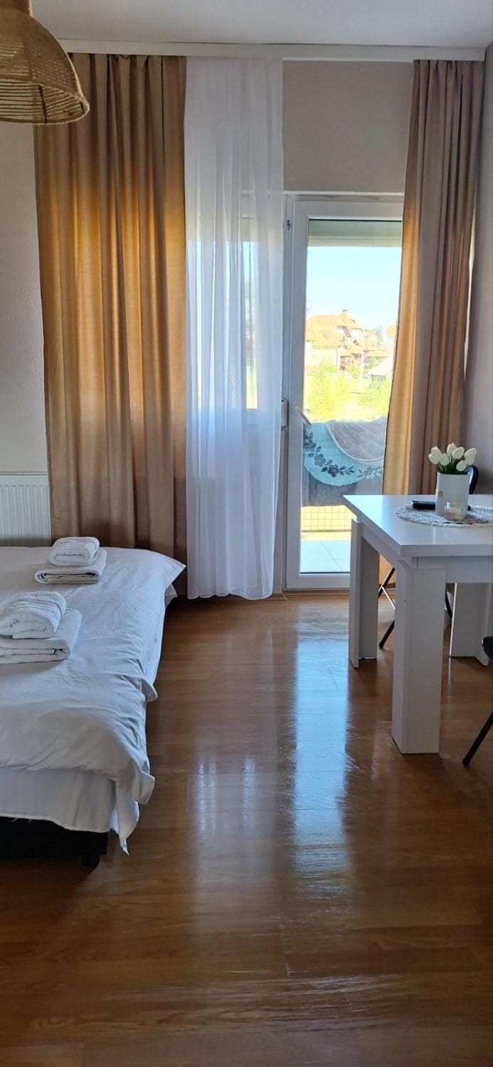 Photo of the whole room, towels