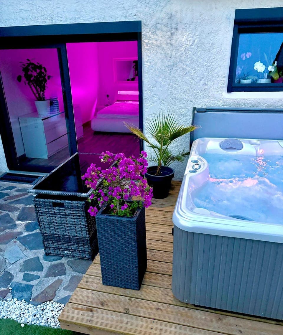 Garden, Hot Tub, Photo of the whole room, Bedroom