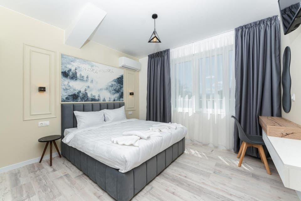 Bed, Photo of the whole room, Bedroom, towels