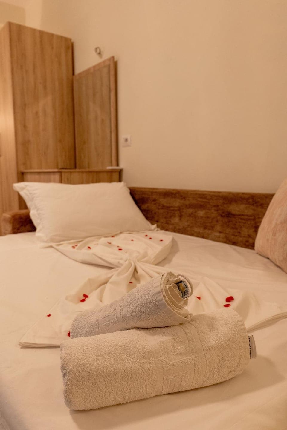 Bed, Bedroom, towels, wardrobe