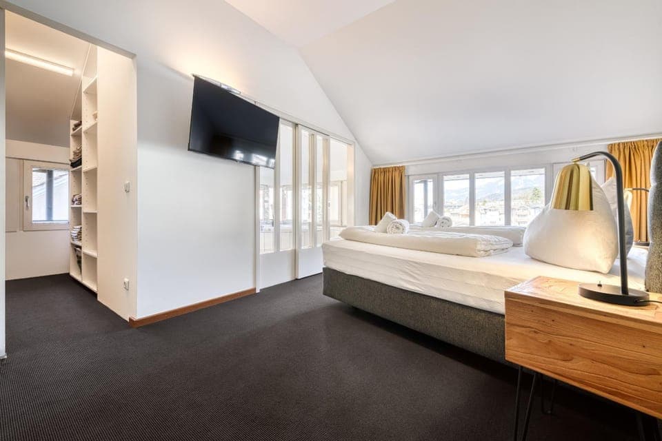 Bed, TV and multimedia, Photo of the whole room, Bedroom