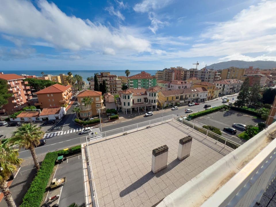 Neighbourhood, Balcony/Terrace