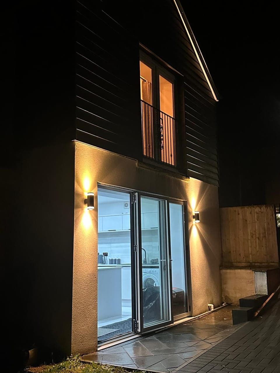 Property building, Patio, Balcony/Terrace