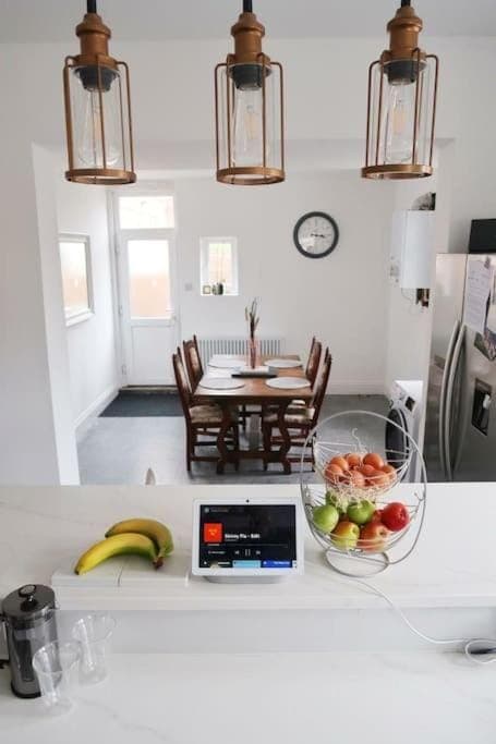 Kitchen or kitchenette, Food and drinks, Dining area, Breakfast