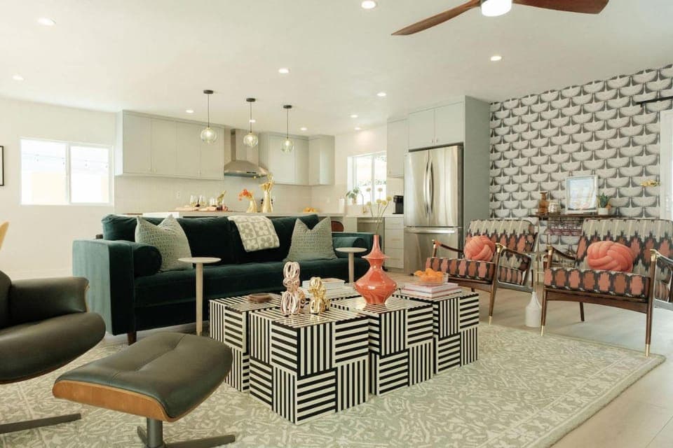 Kitchen or kitchenette, Seating area, fireplace, minibar