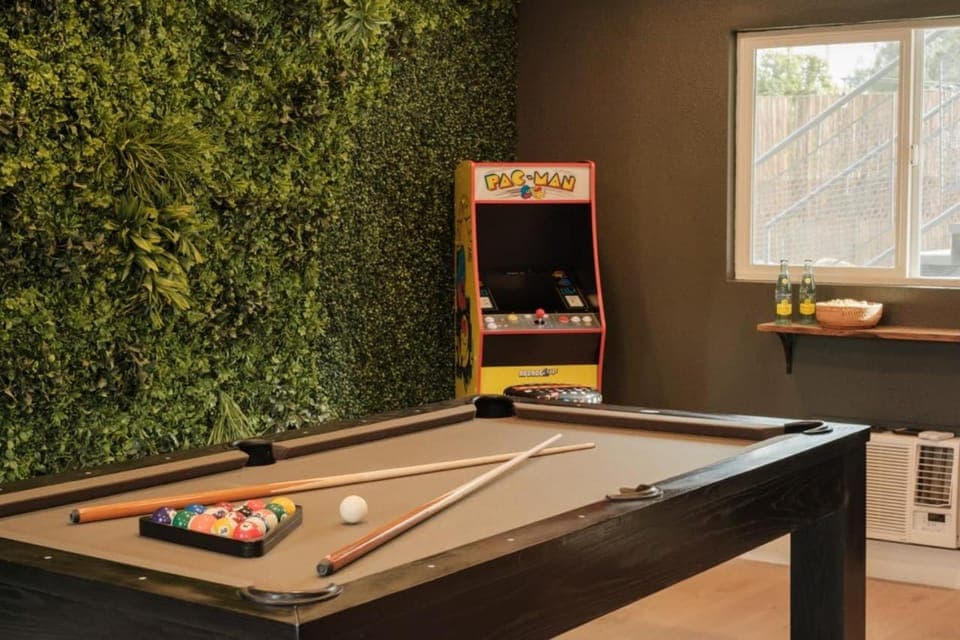 Billiard, Game Room