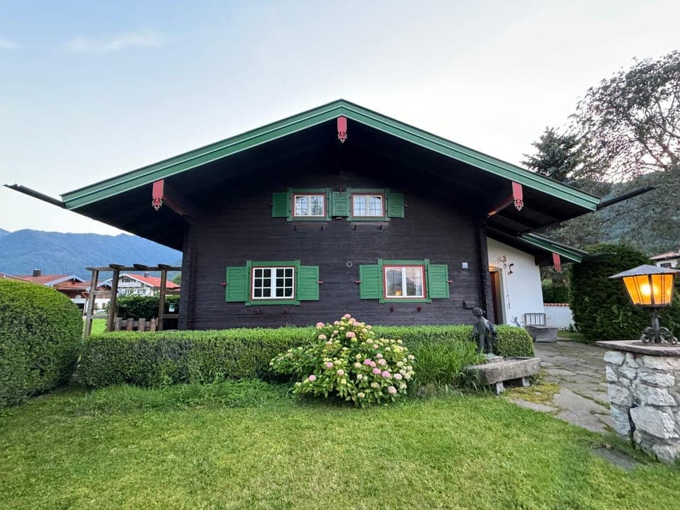 Property building, Natural landscape, Garden, Garden view, Mountain view