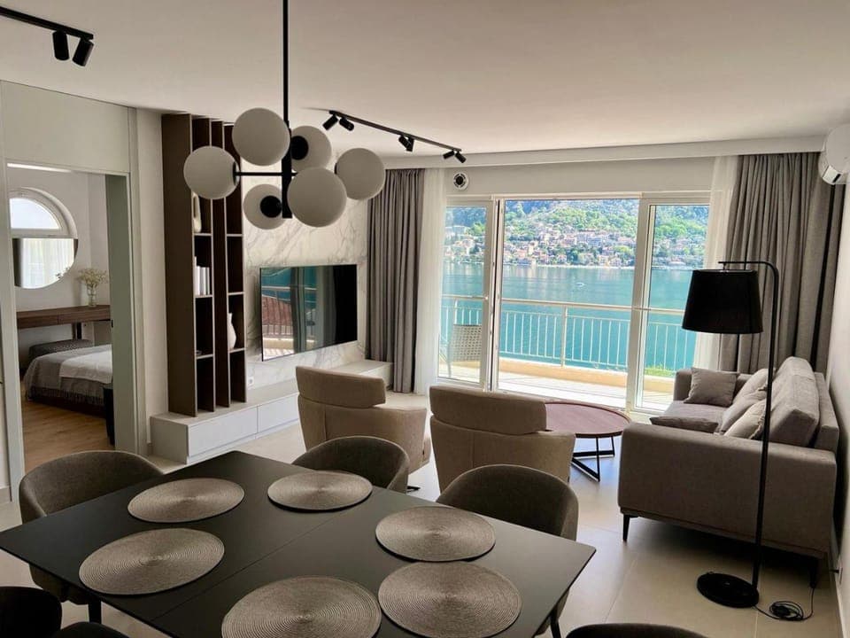 TV and multimedia, Living room, Photo of the whole room, Seating area, Dining area