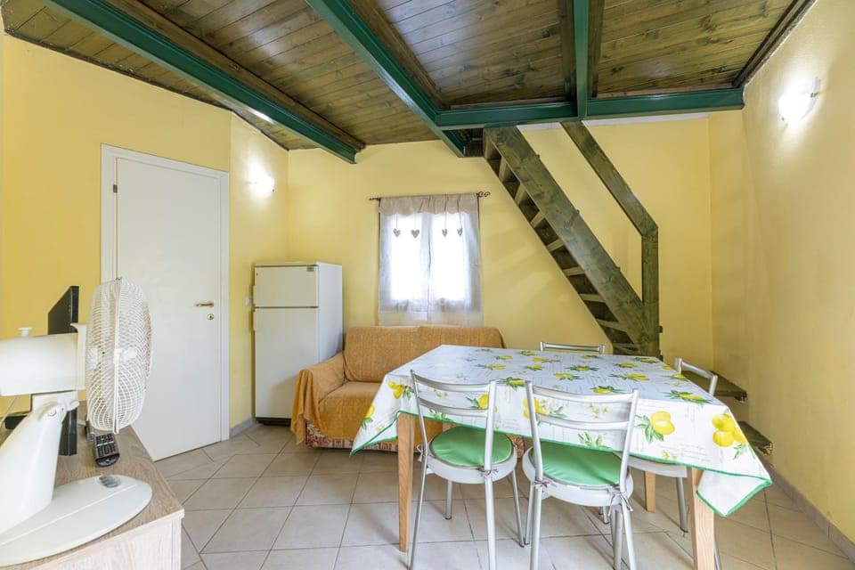 TV and multimedia, Living room, Seating area, Dining area