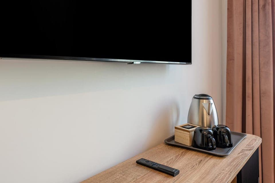 TV and multimedia, Coffee/tea facilities, Seating area, Dining area, furniture