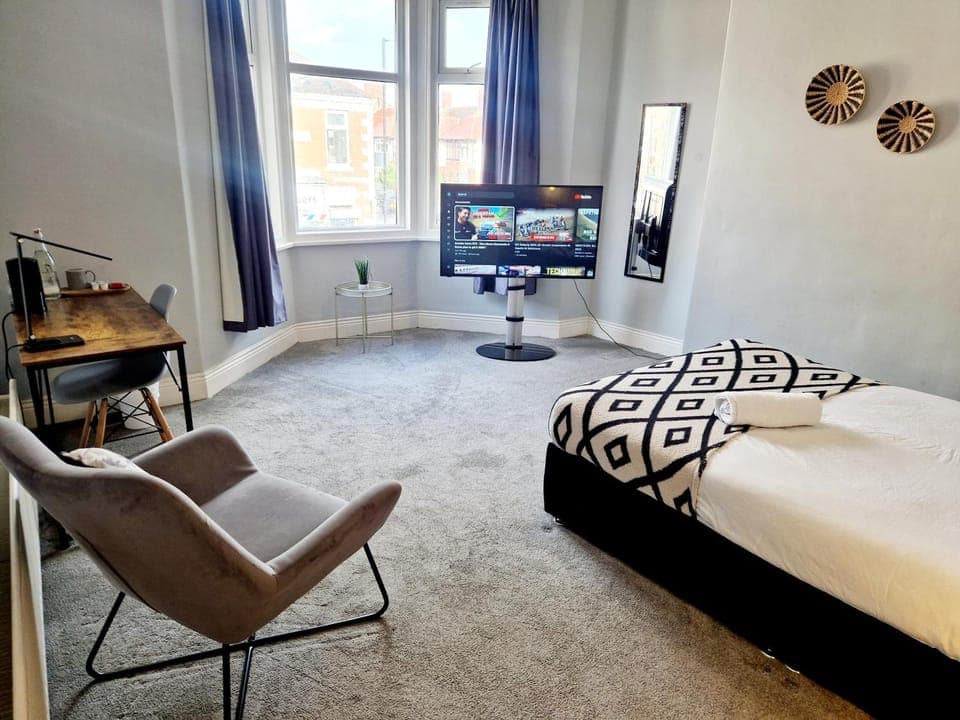 Bed, TV and multimedia, Photo of the whole room, Seating area, Evening entertainment, Bedroom