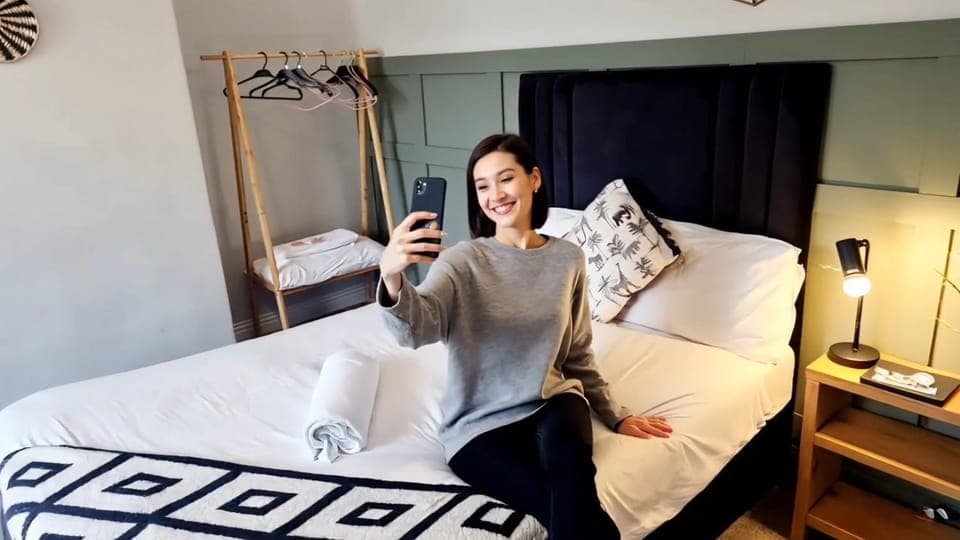 Bed, Photo of the whole room, Bedroom, towels